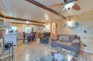 Cozy Houghton Lake Vacation Rental with Fireplace! - Houghton Lake - 4