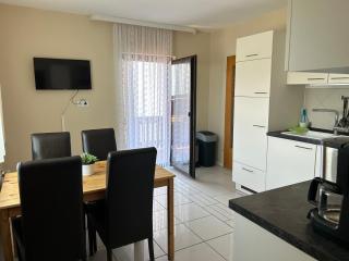 Parkplätze, Einzelbetten, 2 TVs, Balkon, Terrasse, fast Wi-Fi bis zu 1000 Mbit, Homeoffice - Rodenbach - 7