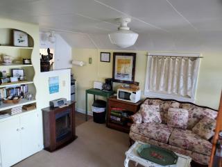 Bay Cottage Getaway - 8
