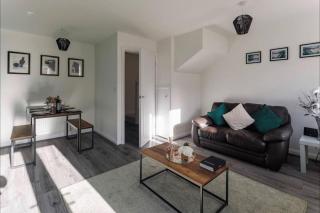 Luxury 3-Bedroom, 2-Bathroom Home sleeps 7 people - Liverpool - 9