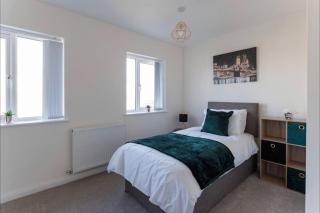 Luxury 3-Bedroom, 2-Bathroom Home sleeps 7 people - Liverpool - 5