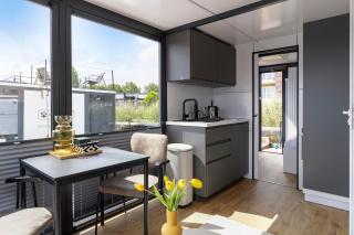 Cosy tiny houseboats near beach and restaurants by Weltevreden Experience - 1