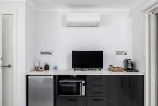 Whale Studio Suite - Anna Bay - 2