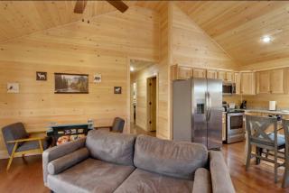 New Serene, Fun & Comfy Cabin- Covered Deck, Grill, Arcade - Murphy - 2