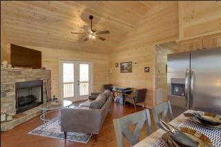 New Serene, Fun & Comfy Cabin- Covered Deck, Grill, Arcade - Murphy - 4