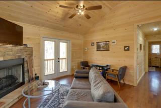 New Serene, Fun & Comfy Cabin- Covered Deck, Grill, Arcade - Murphy - 3