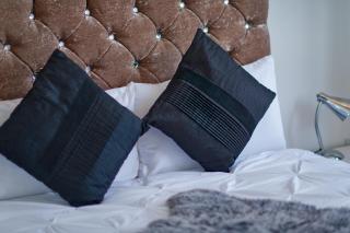 SidemerseyLivings - Central, Bright, and Convenient 2-Bedroom Apartment with Parking - Liverpool - 1