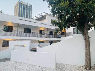 Hidden Garden Youth Hostel -Oriental Pearl &Lujiazui -Garden Social Area -Bar -Café -Free Laundry Luggage Storage -24H Front Desk -English Service - 1