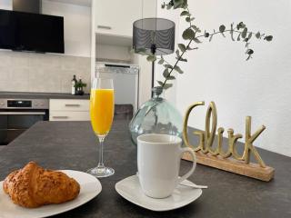 LUCKY STAYS LS03 - Vollausstattung - Zentrum - Aufzug - große Küche - 2 Zimmer - Smart-TV - 6