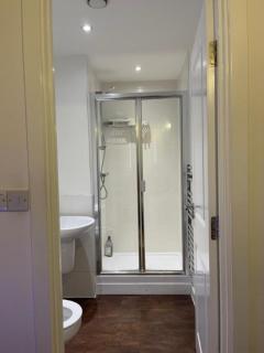 Spacious Amazing Luxury En-suite double room with free parking in a two bedroom apartment - 4