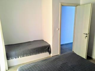 Quiet 2-bedroom sea view villa with shared pool - 3