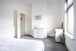 The Crown - Modern & Stylish Home from Home near Hopetown - 2