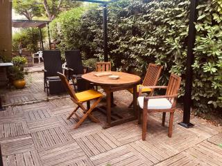 Votre séjour à Sanary dans bas de villa avec terrasse végétalisée et abritée exposition Est Sud Ouest à 400m du Centre ville en zone piétonne où tout peut se faire à pied - Sanary-sur-Mer - 2