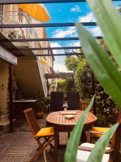 Votre séjour à Sanary dans bas de villa avec terrasse végétalisée et abritée exposition Est Sud Ouest à 400m du Centre ville en zone piétonne où tout peut se faire à pied - Sanary-sur-Mer - 3
