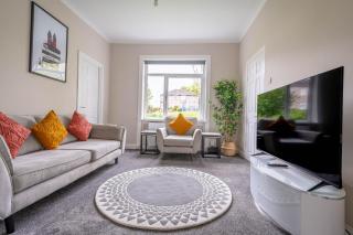 4 Bedrooms Homely House - Sleeps 6 Comfortably with 6 Double Beds,Glasgow, Free Street Parking, Business Travellers, Contractors, & Holiday-Goers, Near All Major Transport Links in Glasgow & City Centre - Glasgow - 0