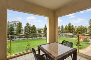 Belle Escapes - Glenelg Seaside Apartment - 4