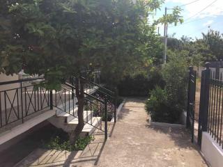 Charming Cottage 2 Mins Walk to Beach - Áyios Spirídhon - 2