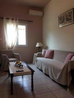 Charming Cottage 2 Mins Walk to Beach - Áyios Spirídhon - 1
