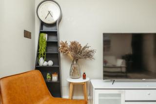 Spacious newly redecorated 5BD Family Home - 5