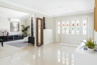 Spacious newly redecorated 5BD Family Home - 2