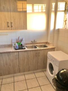 Stylish Apartment in Craighall Park - 2
