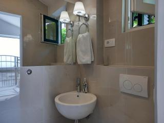 Downtown Modern Suite - 8