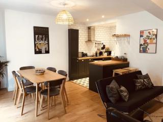Central Brighton flat, 3 bedrooms, sleeps 6, close to shops and beach - Brighton & Hove - 0