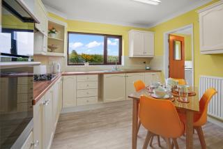 House - Sleeps 6 & Free parking - 6