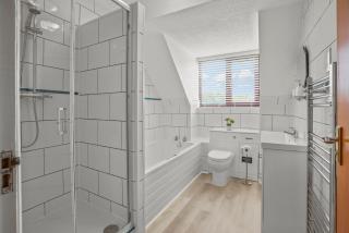 House - Sleeps 6 & Free parking - 7
