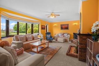 House - Sleeps 6 & Free parking - 8