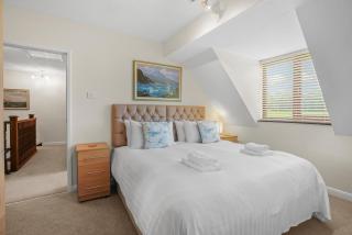 House - Sleeps 6 & Free parking - 9
