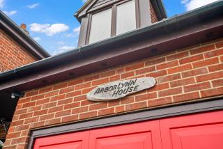 House - Sleeps 6 & Free parking - 2