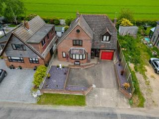 House - Sleeps 6 & Free parking - 4