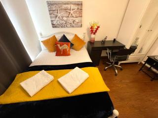 London Stratford Luxury House, 5 minutes walk Station, Westfield, 3 Bedrooms 3 Bathrooms, Reception, Garden, Parking - Londra - 0
