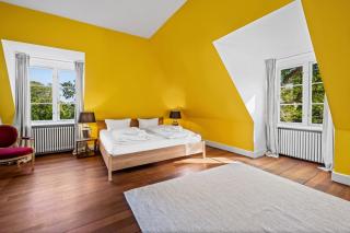 GUT KLETKAMP "Penthouse im Schloss" - Premium-Ferienwohnung mit 5 Schlafzimmern auf 400qm I Kamin I 2 Wohnzimmer I Garten & Terrasse I Wald- und Seeblick I Profi-Küche I 15 Min zur Ostsee I Parkplätze I WLAN - 1