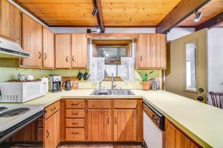 Traditional Blakeslee Chalet Deck and Lake Access! - 2