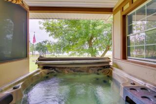 Cozy Lake Eufaula Hideaway with Fire Pit and Hot Tub! - Eufaula - 9