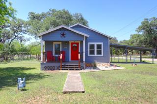 Bandera Bungalow - River, Downtown, Peaceful fenced corner lot! King bed! - Bandera - 0