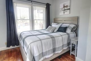 Bandera Bungalow - River, Downtown, Peaceful fenced corner lot! King bed! - Bandera - 6