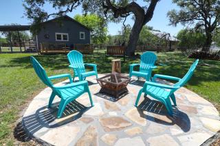 Bandera Bungalow - River, Downtown, Peaceful fenced corner lot! King bed! - Bandera - 8
