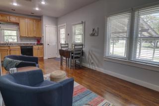 Bandera Bungalow - River, Downtown, Peaceful fenced corner lot! King bed! - Bandera - 2