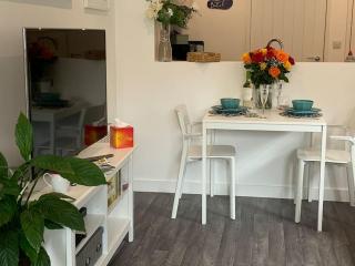 BOURNEMOUTH Nr TOWN-BEACH-TRAIN-COACH-UNI-SHOPS-Lovely ENTIRE APARTMENT ALLOWS QUIET GOOD DOGS - 6