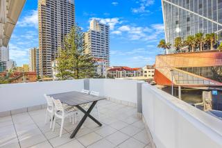 Private Rooftop, 2-Storey Surfers Paradise Apartment with Pool [Near Beach!] - 5