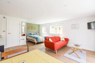 Charming Chester Studio with private garden & free parking - 4
