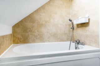 Fortified 4 Bedroom Holly Lodge - Bristol - 9