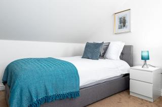 Fortified 4 Bedroom Holly Lodge - Bristol - 8