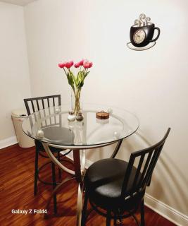 Cozy 1 Bedroom Business Suite - 9