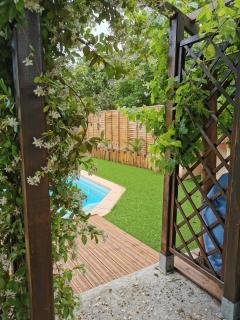 Dépendance cosy entre jardin privé et piscine partagée - 9