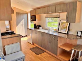 Lola’s Caravan. Your home away from home. - Parkeston - 6