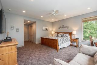 Main Street Retreat - McHenry - 2